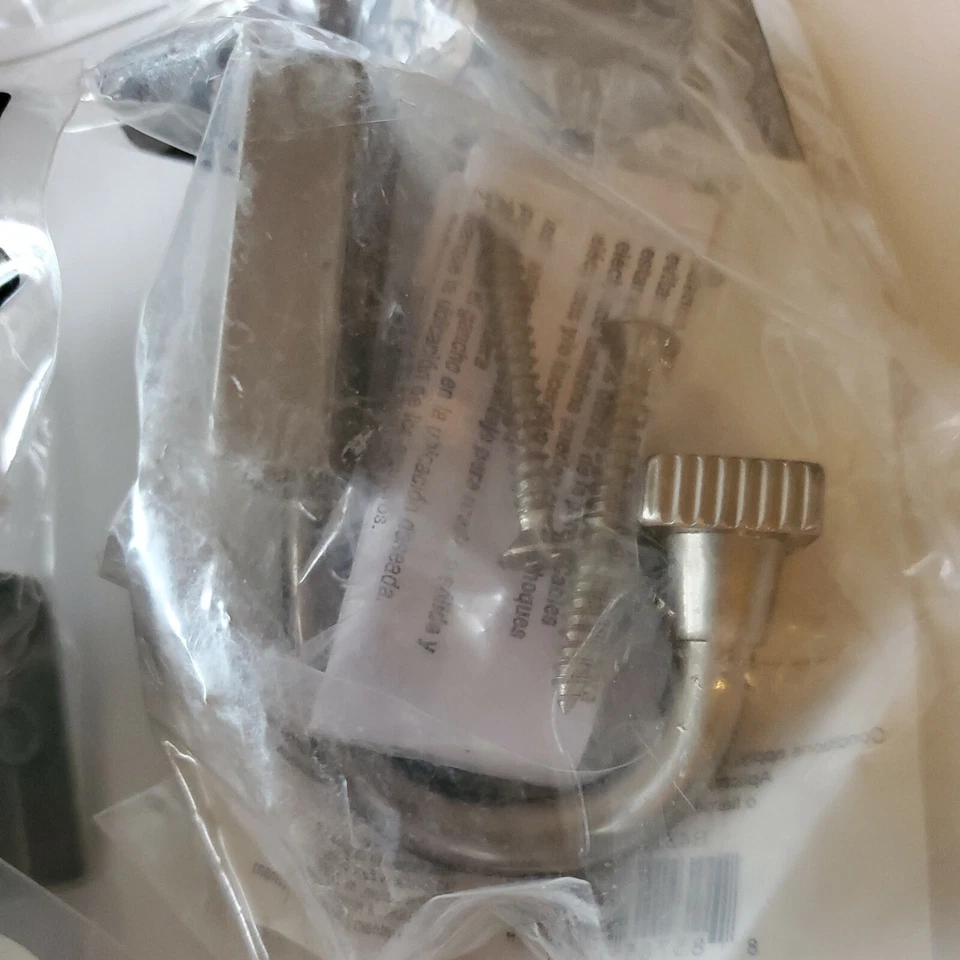 Liberty B43206-SN Simple Square 2 7/8" Gancho de una sola punta níquel satinado (2) Foto 1 de 4