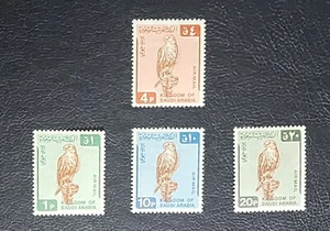 Juego de halcones de Arabia Saudita con algún desplazamiento en la parte posterior. MNH. Ver fotos. - Imagen 1 de 2