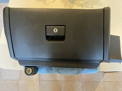 Nissan 370Z 2009-2020 tablero de instrumentos guantera de pasajero compartimento de almacenamiento OEM Foto 1 de 4