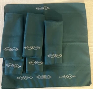 Set 6 Green Embroidered Dinner Napkins🌲 Perfect for Christmas 17” Sq - Picture 1 of 3