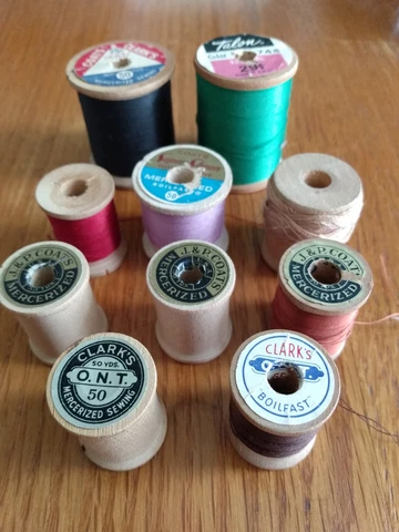 ASSORTED ANTIQUE VINTAGE LOT OF 10 WOOD SPOOLS OF SEWING THREAD Cover