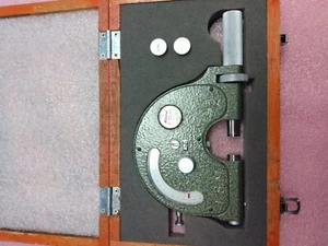 Mitutoyo Mahr Gage, 0 to 25 mm range, 0.002mm accuracy with storage box. - Picture 1 of 2