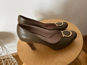 Ferragamo Pumps Gr. 37 38 7,5C Grün Khaki Leder LUXUS Elegant Schick NEUwertig - Bild 1 von 8
