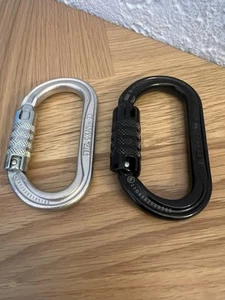 2 pezzi Petzl Oxan Triact-Lock in nero e argento - Foto 1 di 2