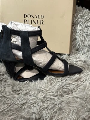 Sandalia para mujer Donald Pliner Phyllis charol arrugado con tiras negra talla 11 Foto 1 de 4