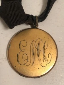 Antikes viktorianisches Medaillon E M C Monogramm mit 2 Vintage Fotos Anfang des 20. Jahrhunderts - Bild 1 von 4