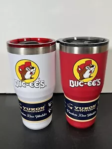Zwei Buc-ee's Becher Edelstahl 30 Unzen Yukon Outfitters heiß/kalt weiß & rot - Bild 1 von 18