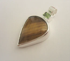 Tigerauge Peridot Anhänger mit 925 Silber Fassung 39 mm Cabochon Kettenanhänger - Bild 1 von 3