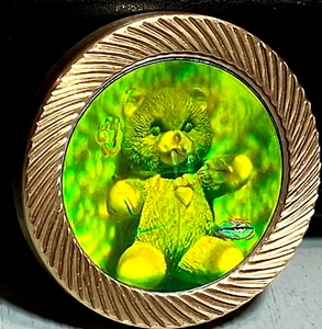 Vintage Spielzeug TEDDYBÄR Münze Hologramm massiv Schwermetall Messing Pog 1990er 3D Kunst - Bild 1 von 23