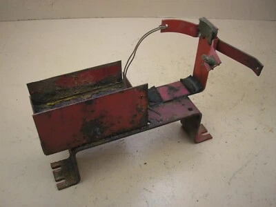 Кронштейн для поддержки бака компенсации аккумулятора трактора Wheel Horse D-250 - Изображение 1 из 3