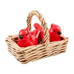 Juego de sal y pimienta de Navidad Mud Pie Home Cardinal Red Bird in Basket - Imagen 1 de 3