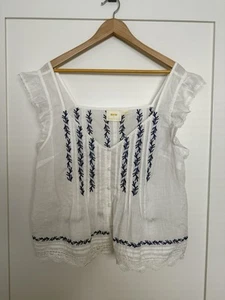 Maeve Anthropologie Top Sz XL White Blue Embroidered Ruffle Sleeveless Boho Fest - Imagen 1 de 11