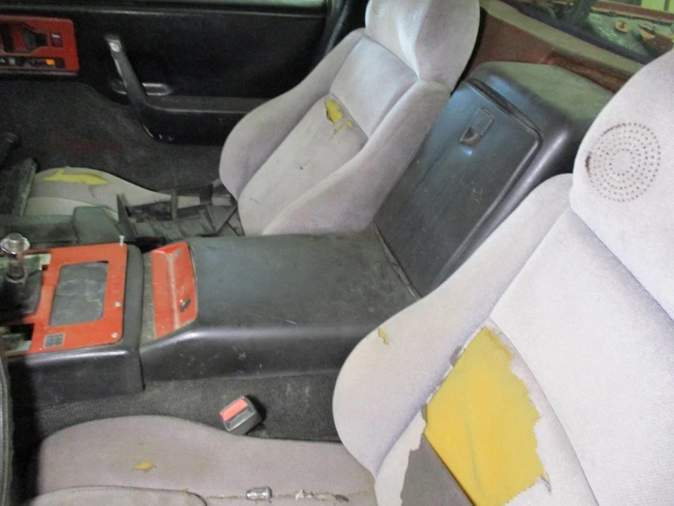 Used Center Console fits: 1985 Pontiac Fiero  Grade A - Изображение 1 из 4