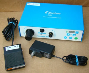Dispensador de fluidos Nordson Performus X100 con pedal y fuente de alimentación - Imagen 1 de 6
