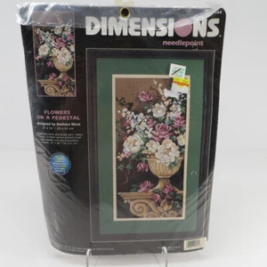 Dimensions Nadelspitzen-Set Blumen auf einem Sockel #2488 fertig Größe 8" x 16" - Bild 1 von 6