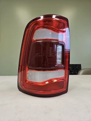 Luz trasera izquierda Ram 3500 OEM LH 2024 con radar de punto ciego, ¡excelente estado! Foto 1 de 4