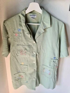 ALFRED DUNNER Green Floral Embroidered Button Up 2 Pocket Blouse Top Size 8 NWT - Picture 1 of 4