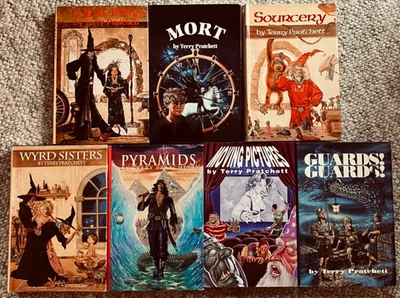 VTG Terry Pratchett Discworld Set of 7 HC/DJ: Equal Rites, Mort, Sourcery+4 Foto 1 de 2