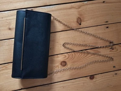 Damenhandtasche Schwarz Kunstleder Goldkette Als Gurt Und Goldapplikation - Bild 1 von 3