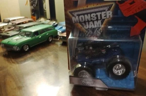 Hot Wheels Monster Jam 1/64 Son UVA Digger Crushable Car 2012 - Bild 1 von 4