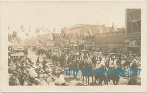 1910 RPPC Foto DESFILE DE VAQUEROS MONTANA Calle Principal BARRA DE DÓLAR DE PLATA Feria de Rodeo - Imagen 1 de 4