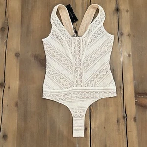 NEU MIT ETIKETT BCBG MAXZARIA WEISS V-AUSSCHNITT NETZ SPITZE GEFÜTTERT BODY GRÖSSE SMALL - Bild 1 von 4
