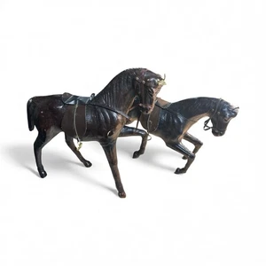 Statua cavallo in pelle con sella equitazione set di 2 VINTAGE - Foto 1 di 23