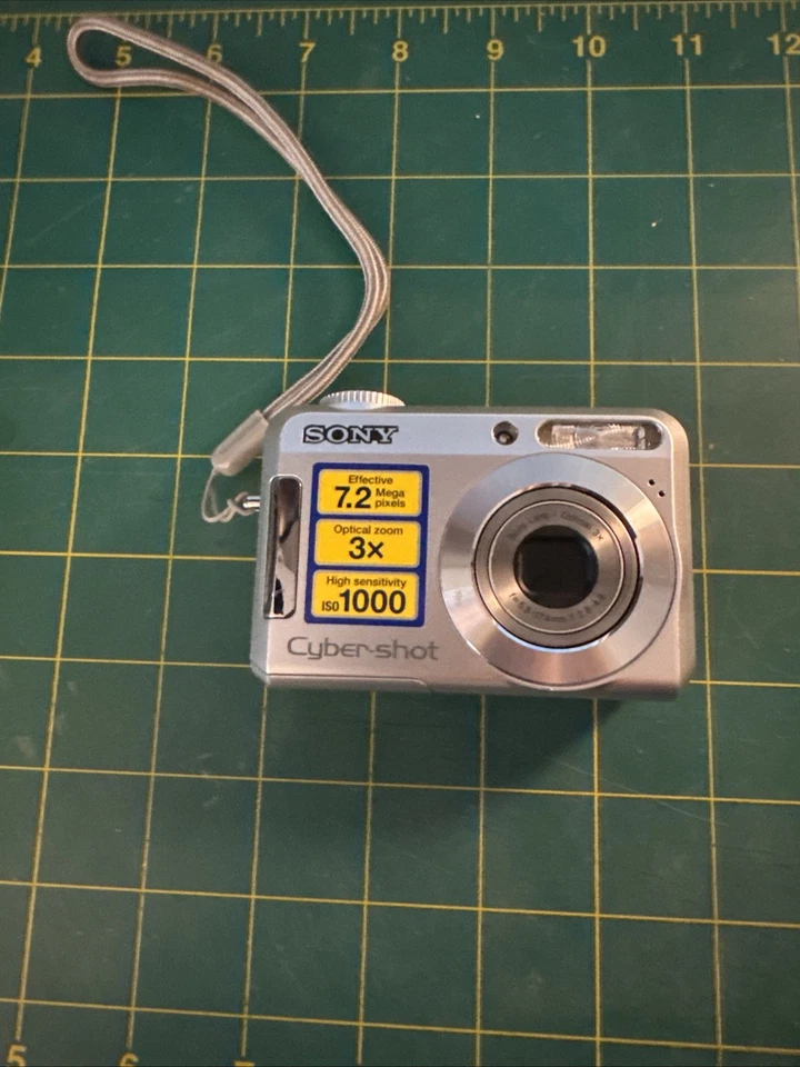 Sony Cyber-shot DSC-S650 Digital Camera 7.2 MP CCD 3x Silver Tested Working  - Image 1 of 4