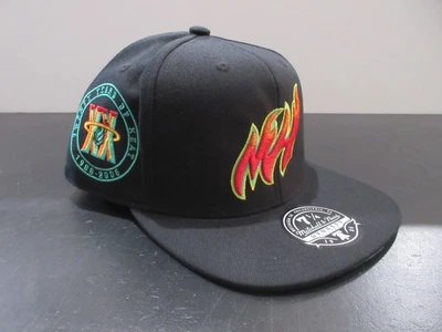 Parche de aniversario de baloncesto de la NBA negra con gorra ajustada Miami Heat para hombre 7 1/4 Foto 1 de 4