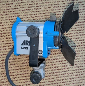 ARRI 150 150W Fresnel Light w/ Barndoors + 2 diffusers tested cord switch #2 - Picture 1 of 12