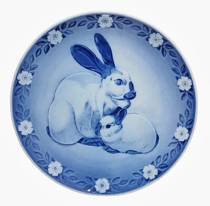 ROYAL COPENHAGEN Mother Rabbit With Baby Bunny Plate  6" - 1985 With Box - Picture 1 of 5