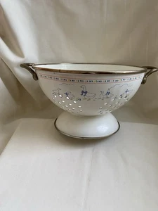 Vintage Enamel Colander W/handles By M Kamenstein White, Blue, Geese & Flowers - Picture 1 of 6