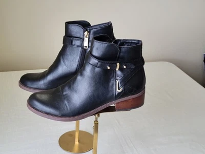 Botines Tommy Hilfiger Gatsby de cuero negro con hebilla dorada para mujer talla 8,5 M Foto 1 de 4