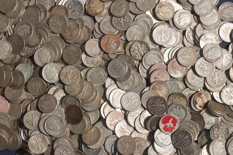 ONE ROLL OF ROOSEVELT DIMES (50 COINS) 90% SILVER "WORN/DAMAGED/CULL" LOT B60 Cover
