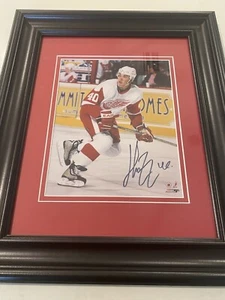Autograph 8x10 Framed Henrik Zetterberg - Picture 1 of 1