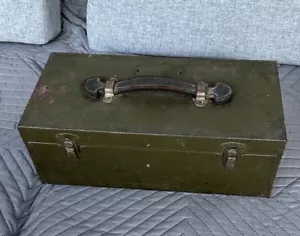 Vintage Werkzeugkasten Werkzeugkiste Allzweckkasten grün Metall Ledergriff - Bild 1 von 13