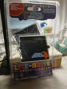 World's Smallest Lite Brite Neu Unterseite der Verpackung hat kleinen Riss Feder - Bild 1 von 2
