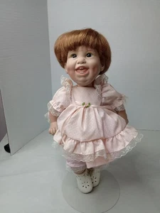 Lee Middleton Missy Puppe signiert und nummeriert Vinyl rosa Puppe Vergissmeinnicht 1981 - Bild 1 von 9