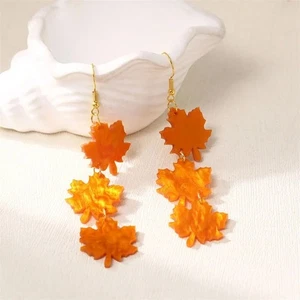 Acryl-Ohrringe mit orangefarbenem Ahornblatt-Anhänger Elegantes Herbstmotiv - Bild 1 von 7