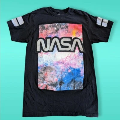 CAMISETA NASA NEGRA MANGA CORTA TALLA MEDIANA GALAXIA MANGA RAYAS  Foto 1 de 4