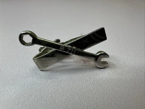 Vintage Krawattennadel Clip - silberfarbener Schraubenschlüssel - seltenes Werkzeug Memorabilia - SIEHE FOTOS!! - Bild 1 von 8