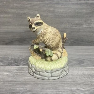 Vintage Keramik Waschbär auf Baumstamm Spieluhr Figur zum Aufziehen - Bild 1 von 7