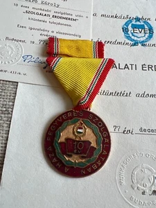 Hungría: 10 años de medalla del Servicio Armado con certificado de adjudicación emitido a la milicia - Imagen 1 de 3