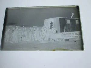 "NEGATIVO DE VIDRIO DE FINALES DE 1800 o principios de 1900, equipo de trabajo exterior ""chuck wagon""? - Imagen 1 de 1