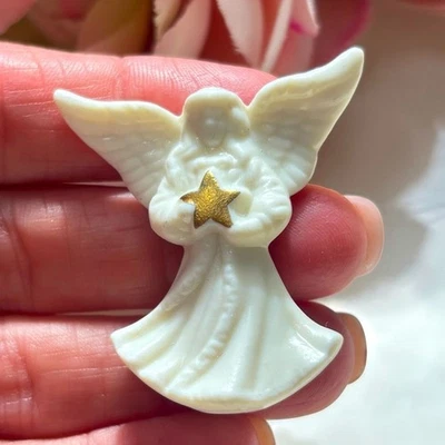 Broche de ángel blanco Lenox con estrella dorada Foto 1 de 4