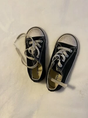 Zapatos Converse blancos y negros para niños pequeños talla 9 Foto 1 de 3