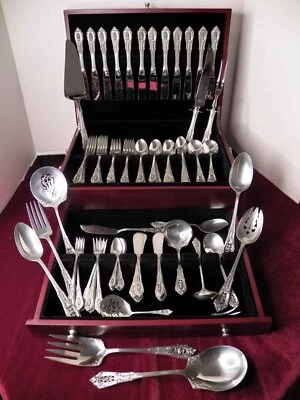 JUEGO DE CUBIERTOS WALLACE ROSA POINT PLATA ESTERLINA 137 PIEZAS SIN MONOGRAMAS Foto 1 de 4