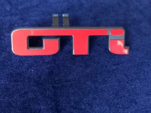 SEAT IBIZA CORDBA VW SIGLA SCRITTA FREGIO STEMMA NUOVO ORIGINALE 6K0853675J - Picture 1 of 4