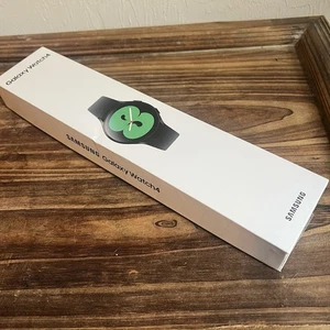 Montre Connectée SAMSUNG Galaxy Watch 4 40mm avec Moniteur ECG Tracker Version US, Noir - Photo 1 sur 3