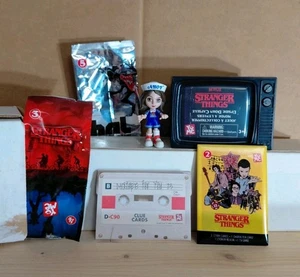YuMe Toys Stranger Things Upside Down Kapsel Robin Buckley mit ungeöffneten Karten - Bild 1 von 16